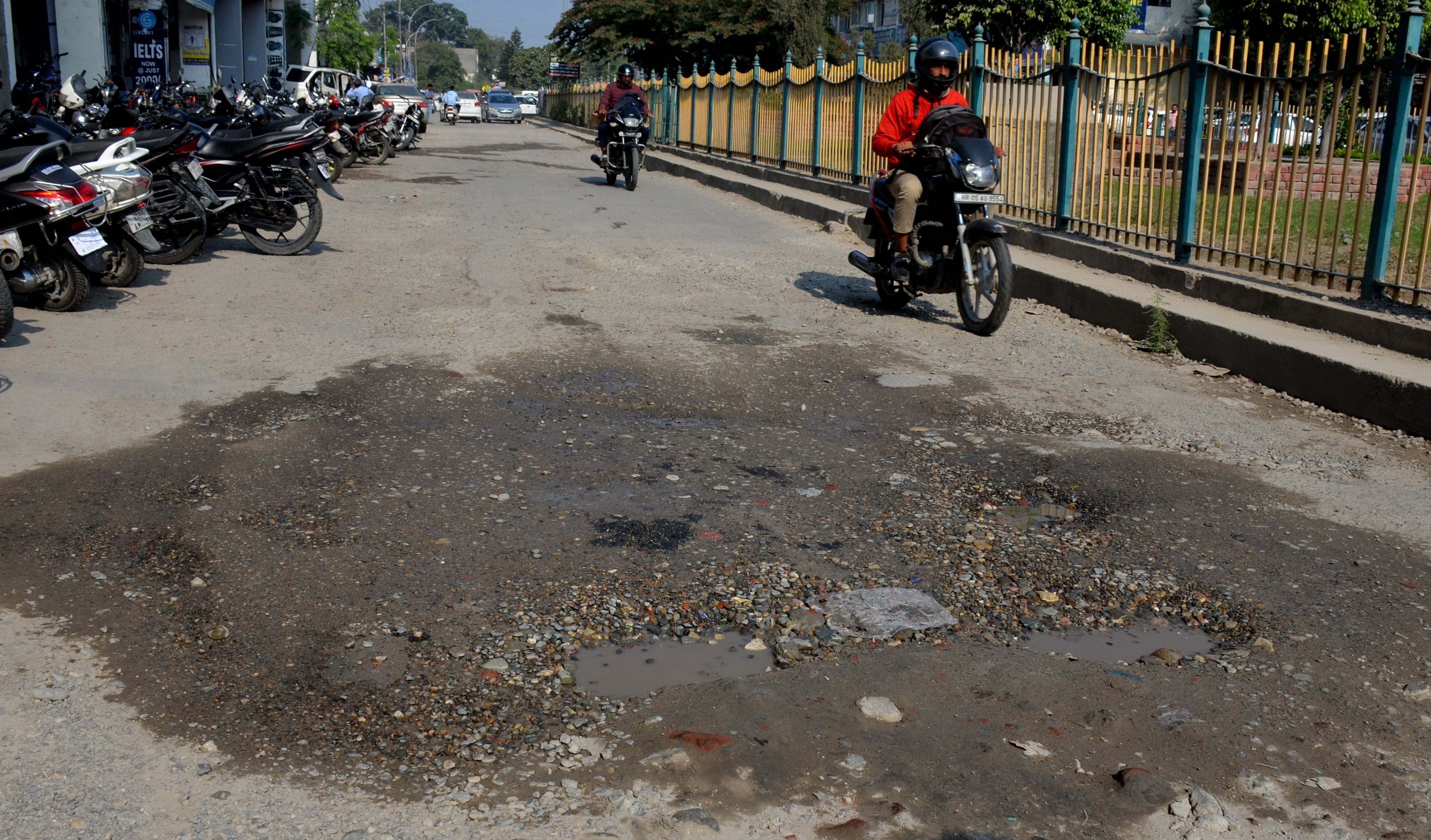 64: मुगल कैनाल मार्केट रोड़ का हाल। अमर उजाला 64: मुगल कैनाल मार्केट रोड़ का हाल। अमर उजाला