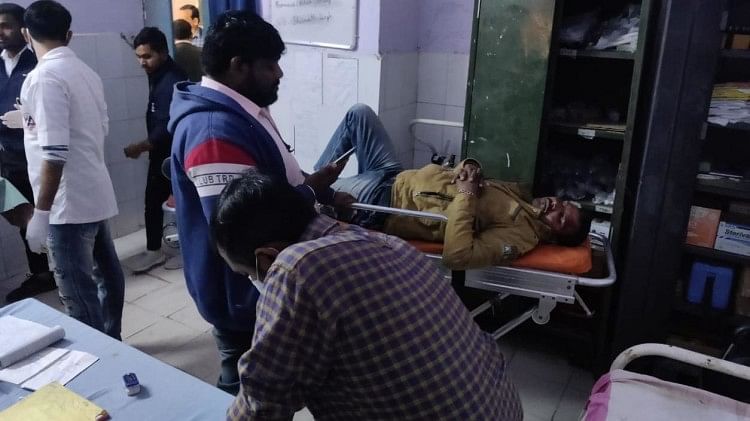 विंध्याचल जा रहे श्रद्धालुओं की जाइलो डिवाइडर से टकराई, 12 घायल विंध्याचल जा रहे श्रद्धालुओं की जाइलो डिवाइडर से टकराई, 12 घायल