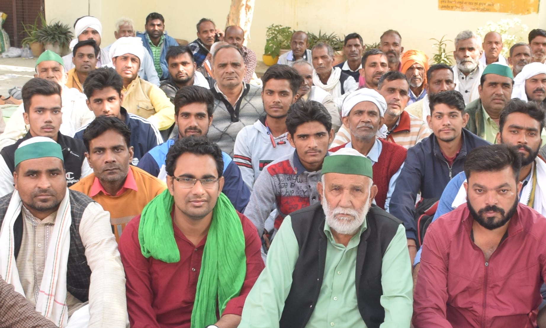 बिजनौर में डीसीओ कार्यालय पर धरने पर बैठे भारतीय किसान यूनियन के कार्यकर्ता।