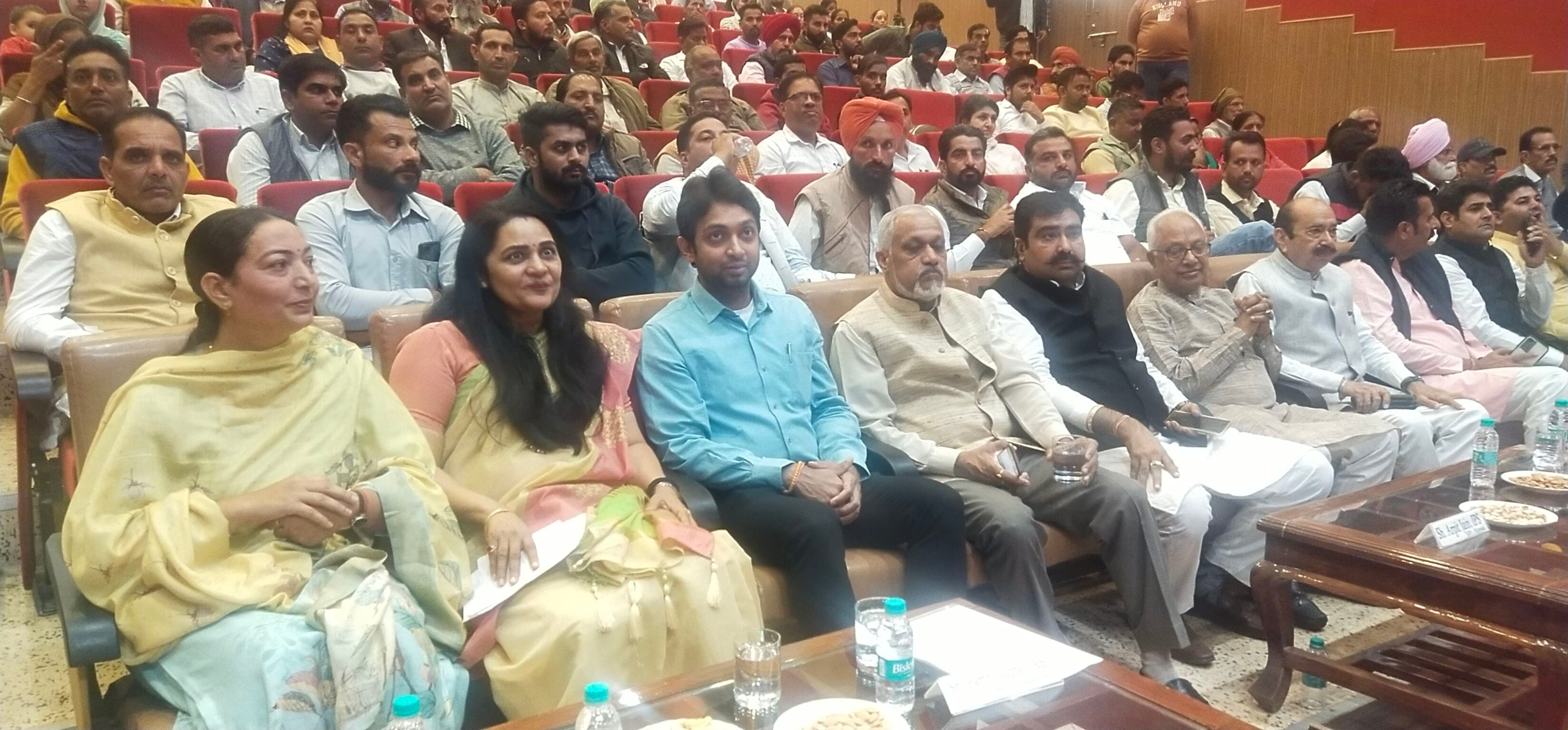 चौधरी देवीलाल विश्वविद्यालय के ऑडिटोरियम में आयोजित कार्यक्रम में मौजूद उपायुक्त पार्थ गुप्ता