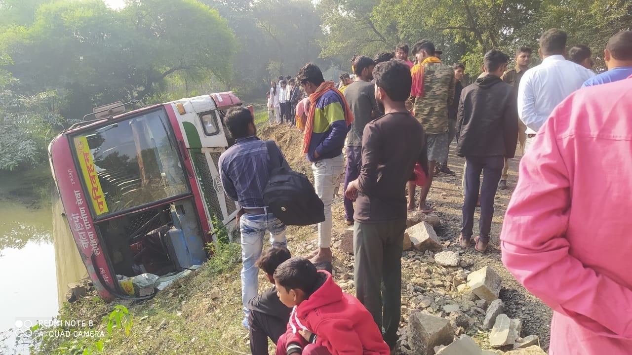 फोटो 21 बीएनडीपी 12-बबेरू के ओरन रोड पर खंती में पलटी पड़ी बस। खड़े यात्री। संवाद