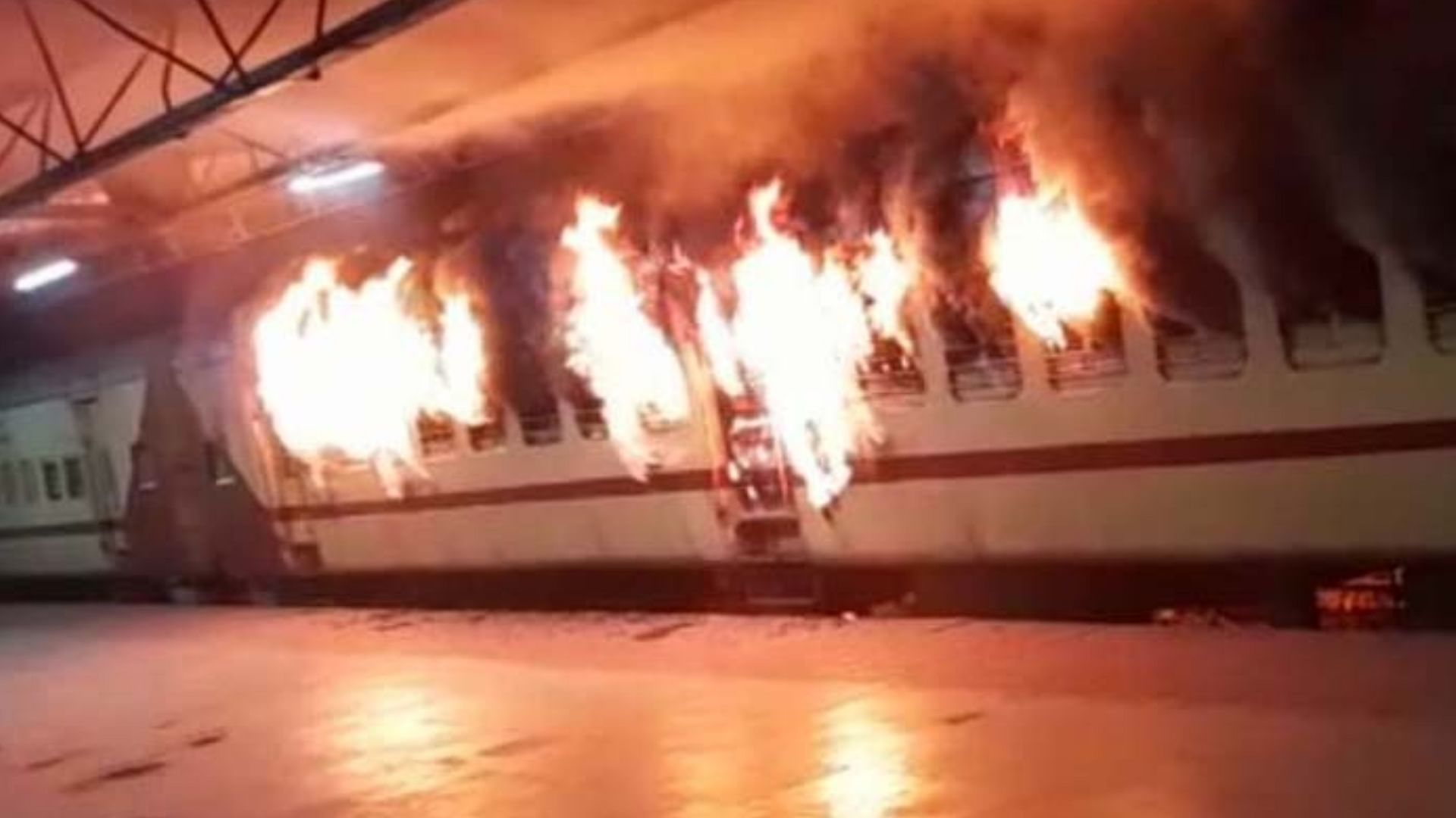 Fire Broke Out In Passenger Train At Ujjain Railway Station Mp News In  Hindi - Mp News: उज्जैन रेलवे स्टेशन पर खड़ी पैसेंजर ट्रेन में लगी आग, एक  बोगी जली, बड़ा हादसा