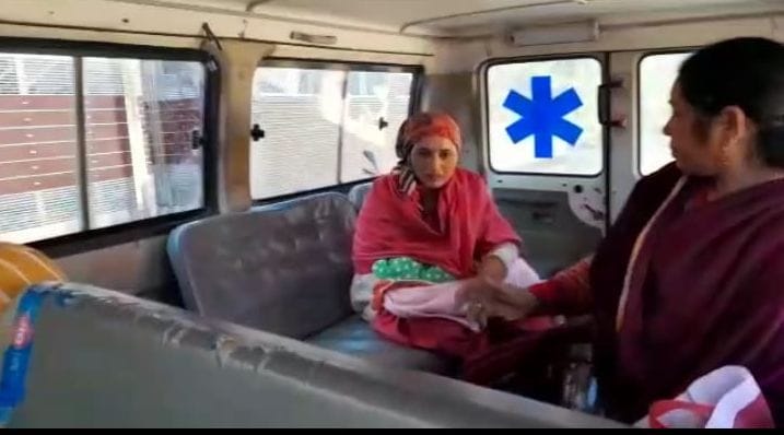 नगर निगम मंडी के सन्यारड़ वार्ड में एंबुलेंस में बैठी प्रस्तुता महिला व परिजन  संवाद