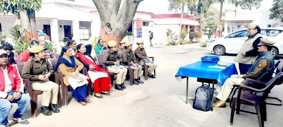 दिशा द्वारा थाने में आयोजित विचार गोष्ठी में बोलते केएन तिवारी दिशा द्वारा थाने में आयोजित विचार गोष्ठी में बोलते केएन तिवारी