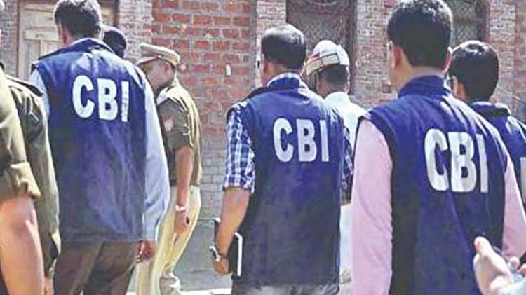 Delhi News: CBI का संयुक्त निदेशक बनकर लोगों से ठगी करने वाला गिरफ्तार, लाखों की नकदी बरामद