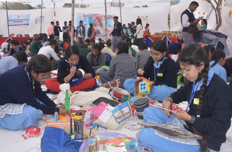 एल्पाइन पब्लिक स्कूल में आयोजित एनुअल इंटर स्कूल आर्ट एंव क्राफ्ट प्रतियोगिता में भाग लेती छात् एल्पाइन पब्लिक स्कूल में आयोजित एनुअल इंटर स्कूल आर्ट एंव क्राफ्ट प्रतियोगिता में भाग लेती छात्