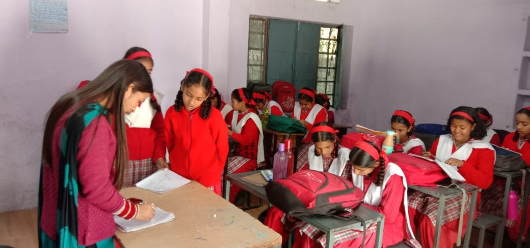 मोगीनंद स्कूल में छात्राओं को पढ़ातीं एक बीएड प्रशिक्षु। संवाद मोगीनंद स्कूल में छात्राओं को पढ़ातीं एक बीएड प्रशिक्षु। संवाद