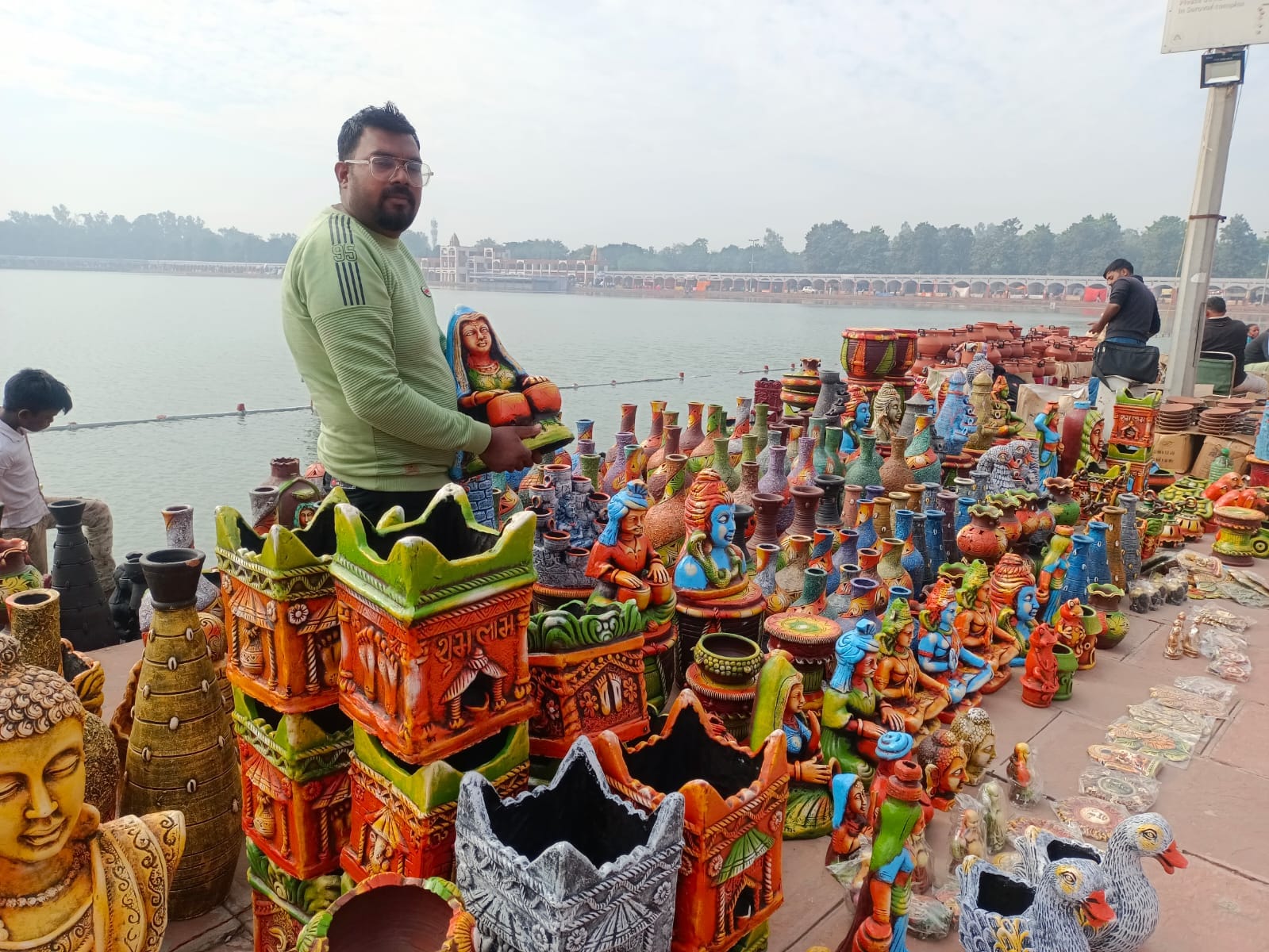 मेले में ब्रह्मसरोवर तट पर अपनी शिल्पकला दिखाते शिल्पकार। संवाद मेले में ब्रह्मसरोवर तट पर अपनी शिल्पकला दिखाते शिल्पकार। संवाद