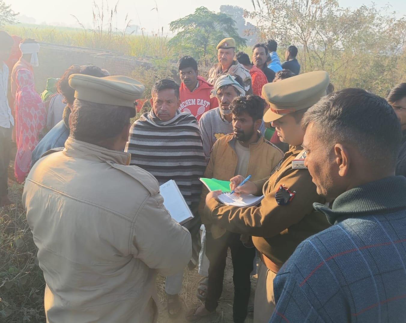बागपत :: बड़ौत-मलकपुर मार्ग पर फल विक्रेता की हत्या के बाद परिजनों से जानकारी लेते पुलिसकर्मी। सं? बागपत :: बड़ौत-मलकपुर मार्ग पर फल विक्रेता की हत्या के बाद परिजनों से जानकारी लेते पुलिसकर्मी। सं?