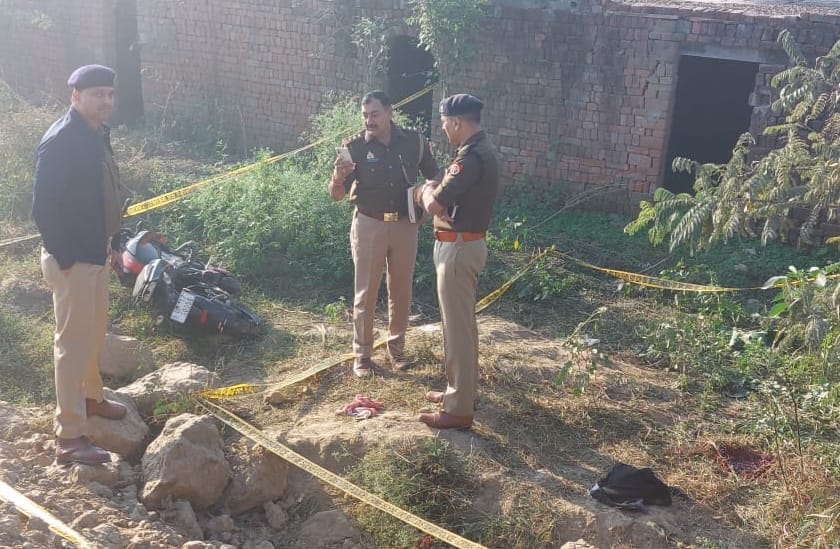 बागपत :: बड़ौत-मलकपुर मार्ग पर हत्या के बाद घटनास्थल का निरीक्षण करते पुलिस अधिकारी। संवाद बागपत :: बड़ौत-मलकपुर मार्ग पर हत्या के बाद घटनास्थल का निरीक्षण करते पुलिस अधिकारी। संवाद