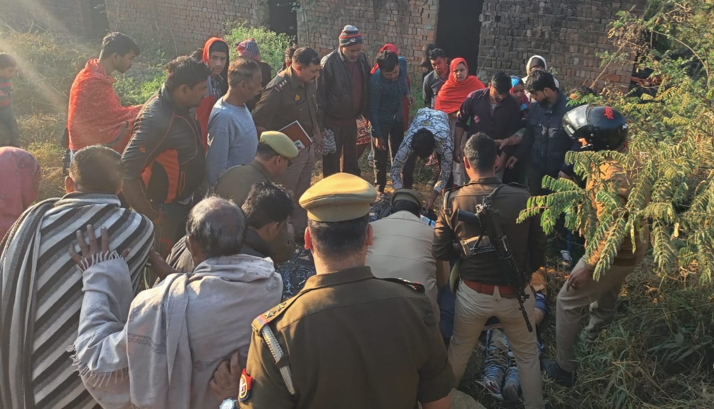 बागपत :: बड़ौत-मलकपुर रोड स्थित ईंट भट्ठे के समीप शव को उठाते पुलिसकर्मी और मोजूद भीड़। संवाद बागपत :: बड़ौत-मलकपुर रोड स्थित ईंट भट्ठे के समीप शव को उठाते पुलिसकर्मी और मोजूद भीड़। संवाद