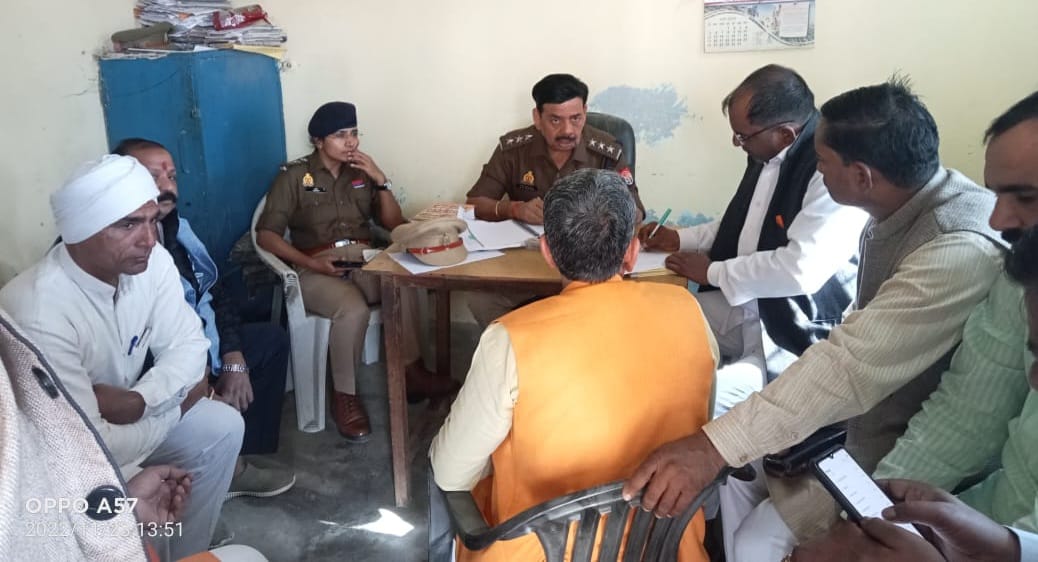 बागपत : ग्वालीखेड़ा में छात्रा के परिजनों से जानकारी लेते सीओ। बागपत : ग्वालीखेड़ा में छात्रा के परिजनों से जानकारी लेते सीओ।