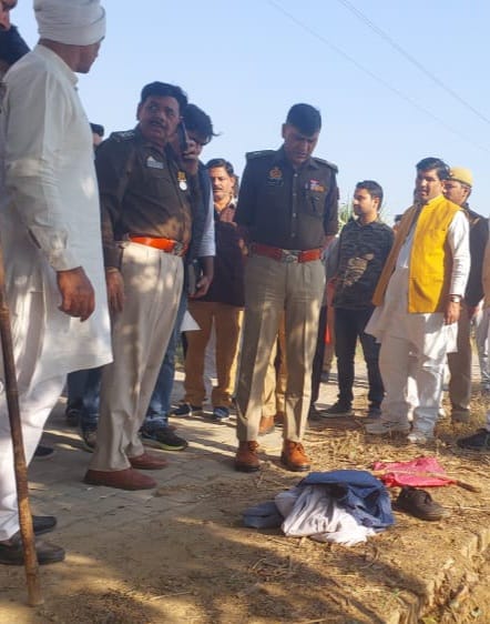 बागपत : खेत में मिला छात्रा का बैग और कपड़े देखते पुलिस अधिकारी। बागपत : खेत में मिला छात्रा का बैग और कपड़े देखते पुलिस अधिकारी।