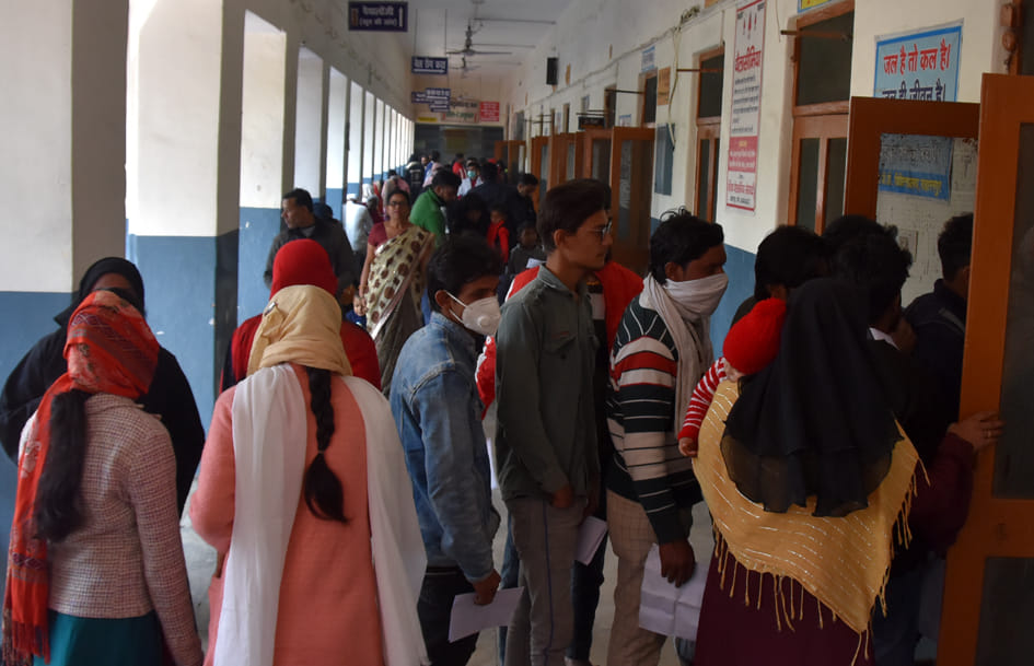जिला अस्पताल के ओपीडी में उपचार के लिये लाइन में लगे मरीज जिला अस्पताल के ओपीडी में उपचार के लिये लाइन में लगे मरीज