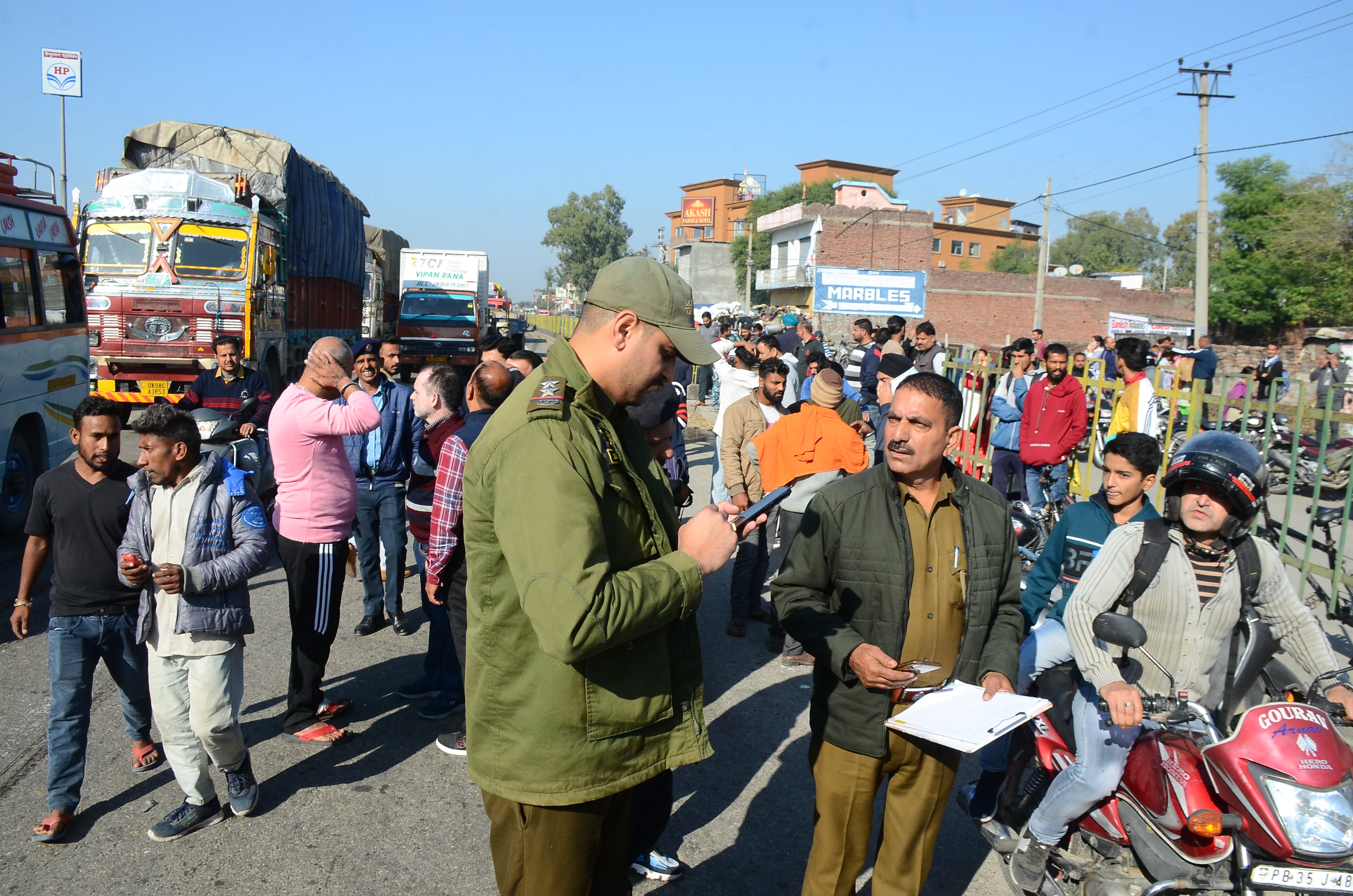 कालीबड़ी में कुचले जाने से हुई बच्ची की मौत के बाद मौके पर पहुंची पुलिस