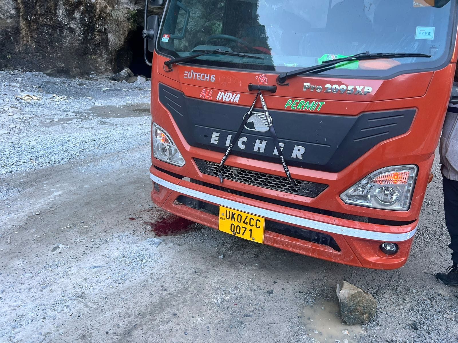 कालिका के समीप इसी कैंटर पर गिरा पहाड़ी से बोल्डर। संवाद कालिका के समीप इसी कैंटर पर गिरा पहाड़ी से बोल्डर। संवाद