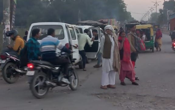 कैराना में कांधला तिराहे पर सवारी भरते डग्गामार वाहन। कैराना में कांधला तिराहे पर सवारी भरते डग्गामार वाहन।