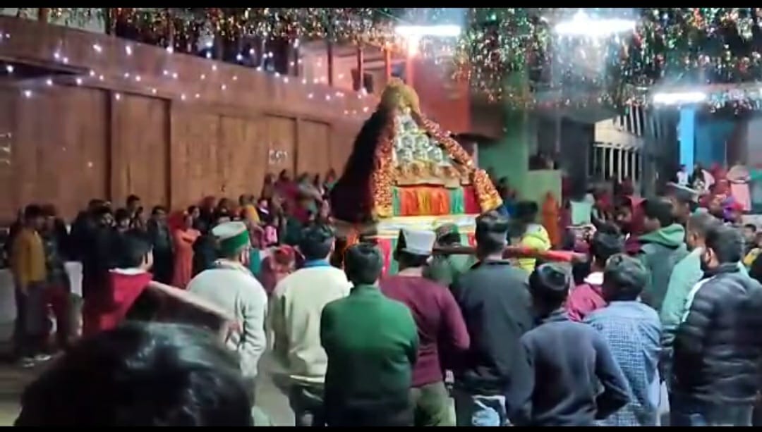 निरमंड में बूढ़ी दिवाली मेले में भूतेश्वर महादेव की शोभायात्रा में शामिल लोग। 
