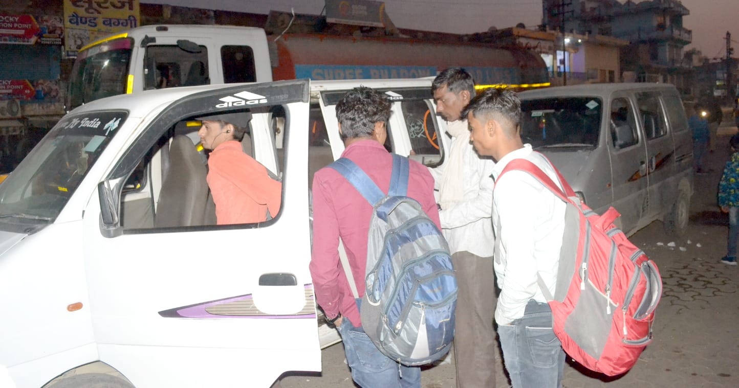 शामली में रोडवेज बस अड्डे के सामने डग्गामार वाहन में बैठते यात्री। शामली में रोडवेज बस अड्डे के सामने डग्गामार वाहन में बैठते यात्री।