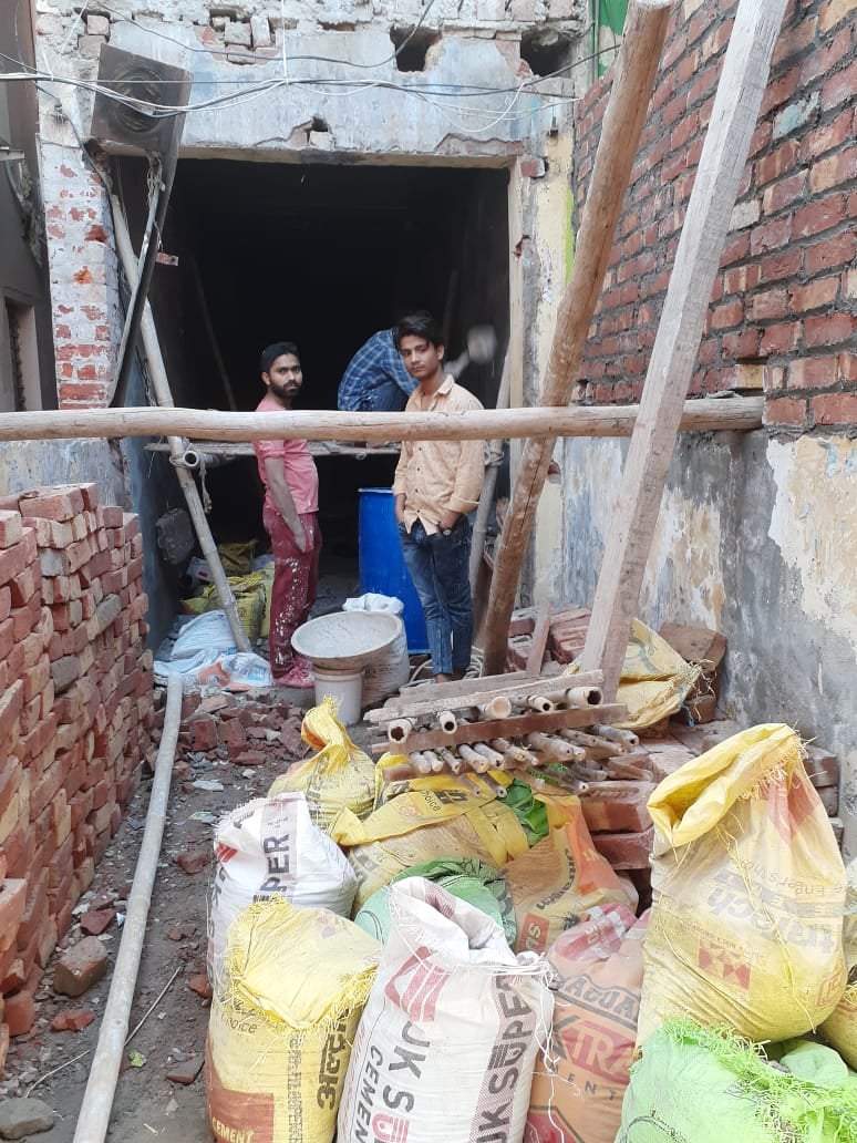 भगवान महावीर मार्ग पर पर्दे के पीछे अवैध निर्माण करते मजदूर भगवान महावीर मार्ग पर पर्दे के पीछे अवैध निर्माण करते मजदूर