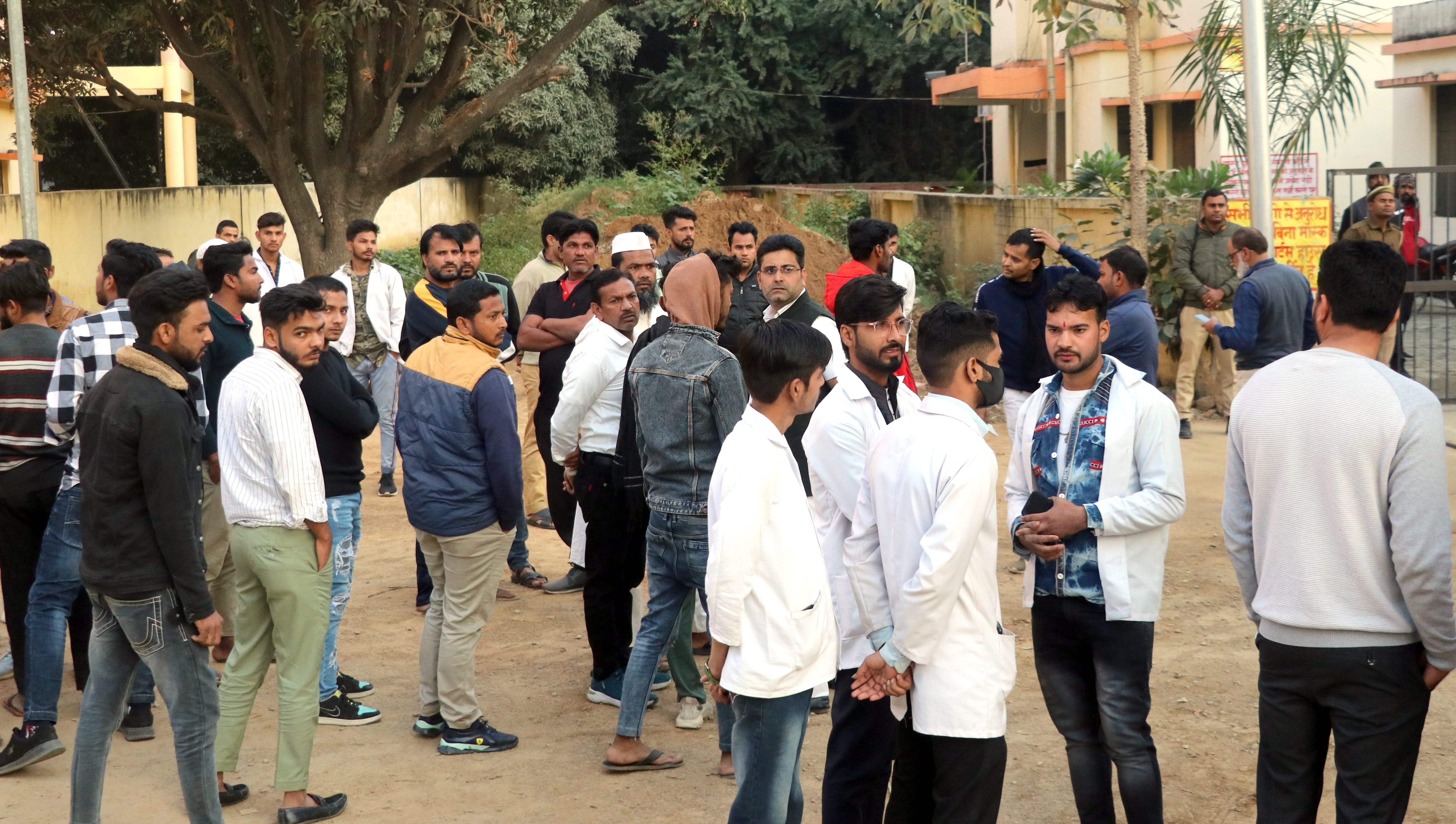 बिजनौर जिला अस्पताल में कृष्णा कालेज के बाहर छात्र की हत्या के बाद जमा भीड़। बिजनौर जिला अस्पताल में कृष्णा कालेज के बाहर छात्र की हत्या के बाद जमा भीड़।