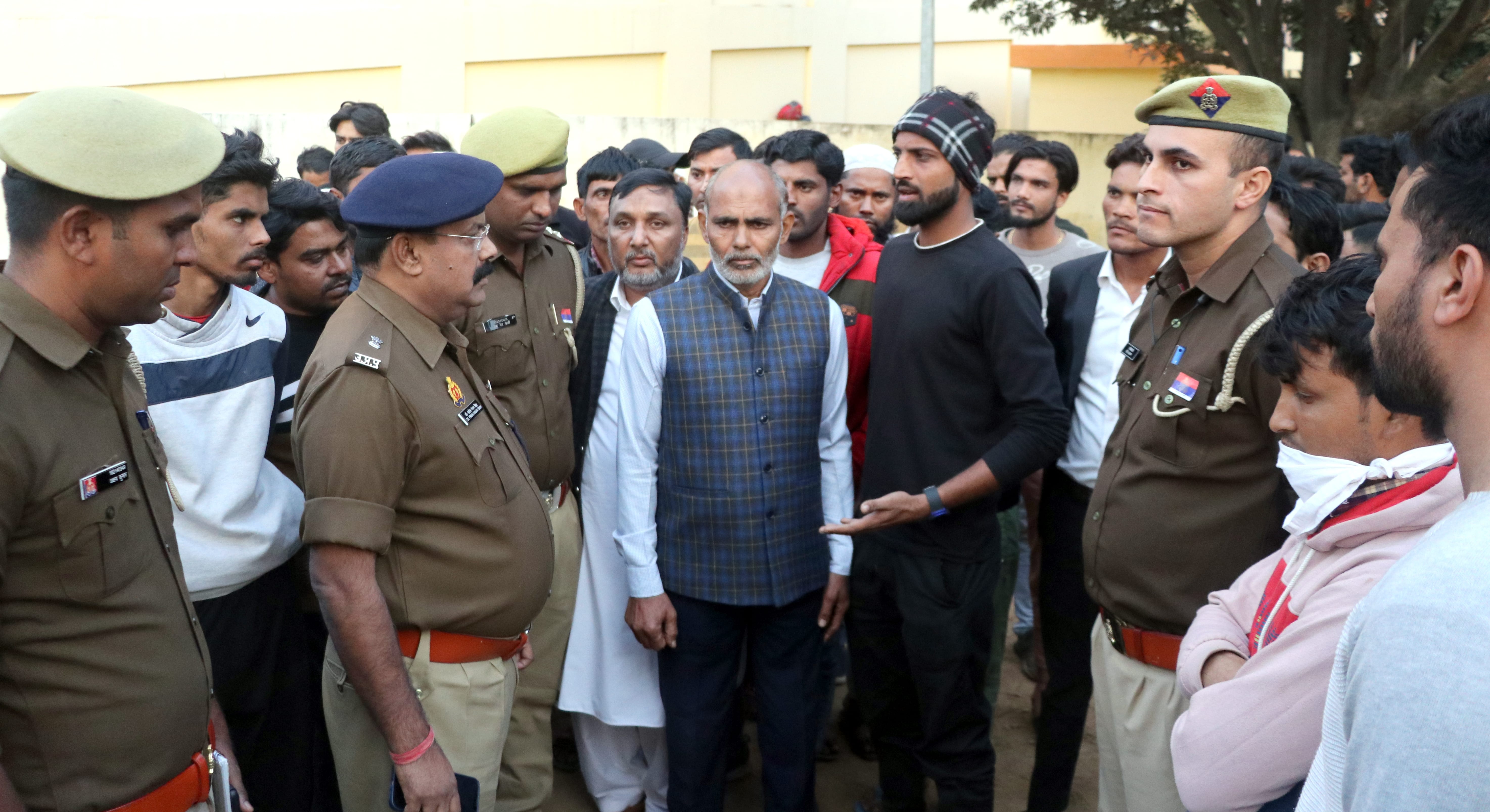 बिजनौर जिला अस्पताल में कृष्णा कॉलेज के बाहर छात्र की हत्या के बाद परिजनों से वार्ता करते एएसपी स बिजनौर जिला अस्पताल में कृष्णा कॉलेज के बाहर छात्र की हत्या के बाद परिजनों से वार्ता करते एएसपी स