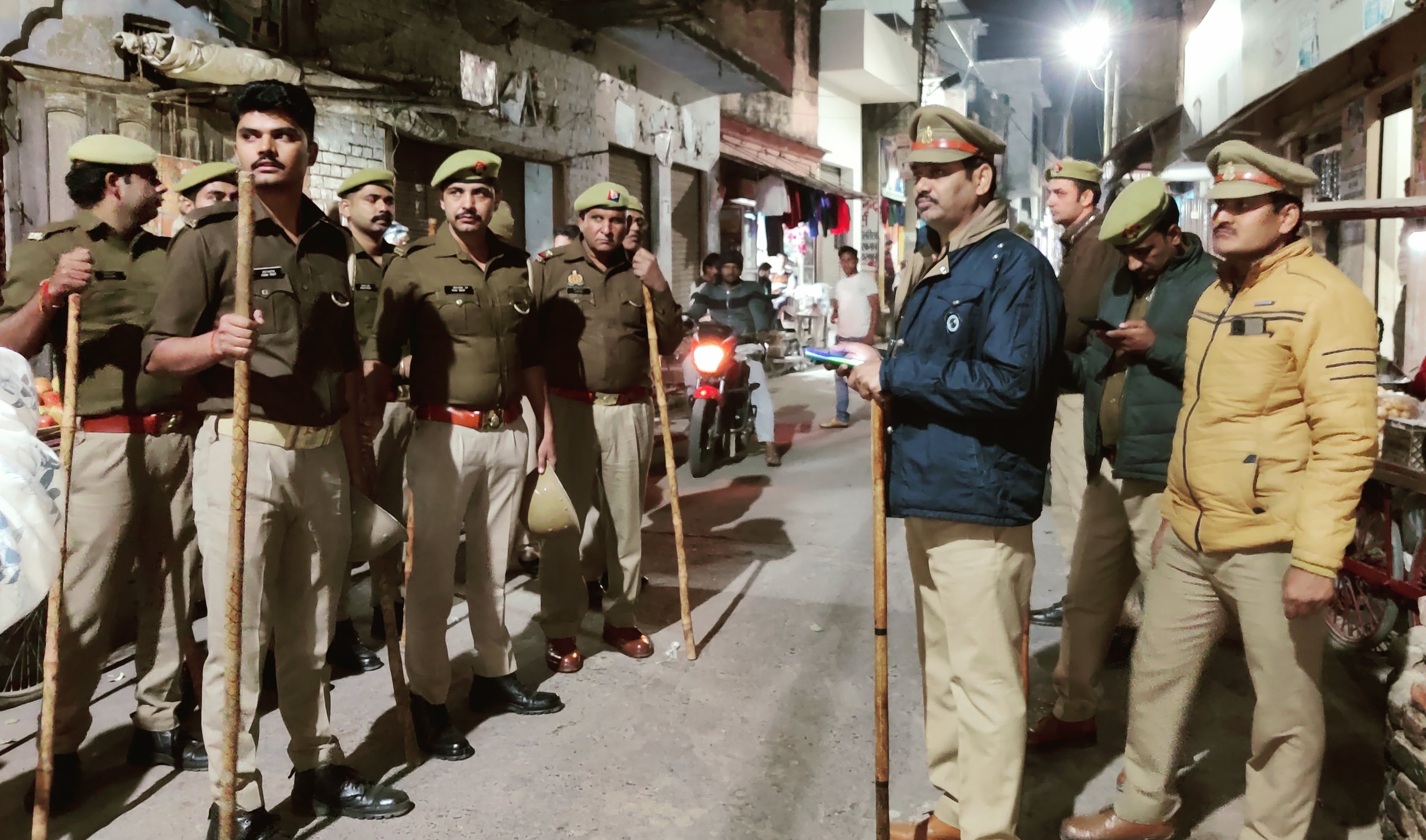 बिजनौर में कृष्णा कॉलेज के बाहर छात्र की हत्या के बाद कस्बा झालू में तैनात पुलिस। बिजनौर में कृष्णा कॉलेज के बाहर छात्र की हत्या के बाद कस्बा झालू में तैनात पुलिस।