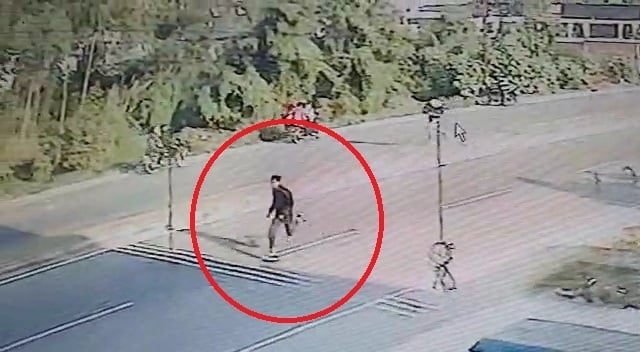 बिजनौर में कृष्णा कॉलेज के बाहर गोली लगने के बाद जान बचाकर भागता छात्र। बिजनौर में कृष्णा कॉलेज के बाहर गोली लगने के बाद जान बचाकर भागता छात्र।