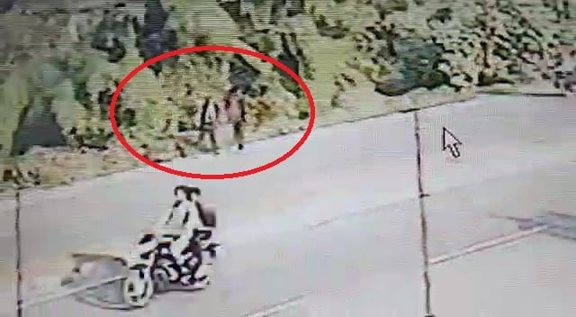 बिजनौर में कृष्णा कॉलेज के बाहर पैदल जाते छात्र छात्रा। (लाल घेरे में) बिजनौर में कृष्णा कॉलेज के बाहर पैदल जाते छात्र छात्रा। (लाल घेरे में)