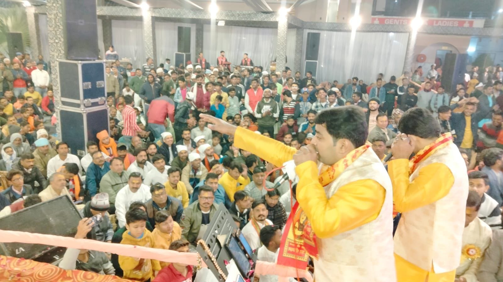 बाजपुर में श्री श्याम दरबार में भजन प्रस्तुत करते गायक। संवाद बाजपुर में श्री श्याम दरबार में भजन प्रस्तुत करते गायक। संवाद