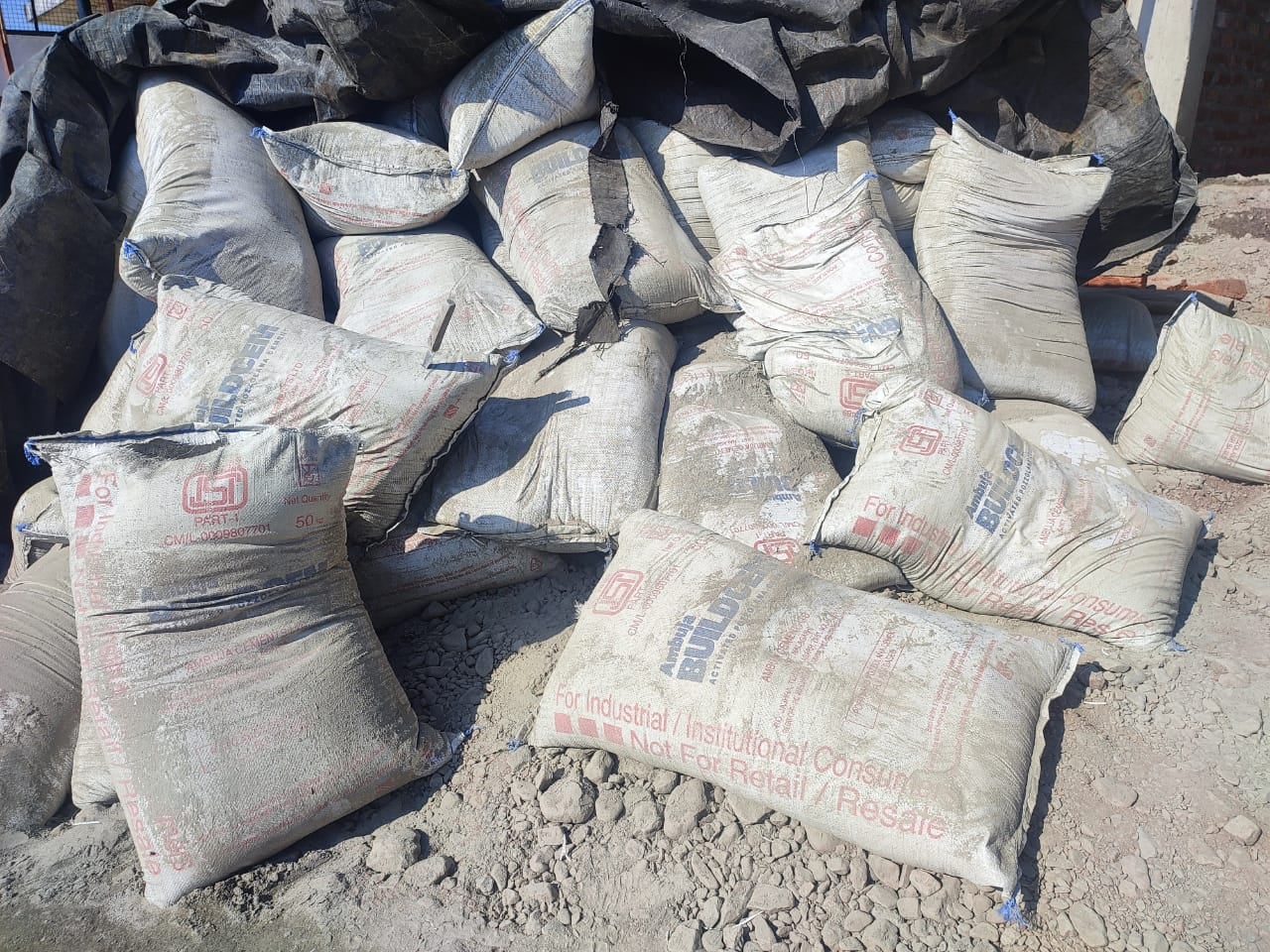 कोलर के समीप दुकान के निर्माण के दौरान पकड़ा गया सरकारी सीमेंट। संवाद