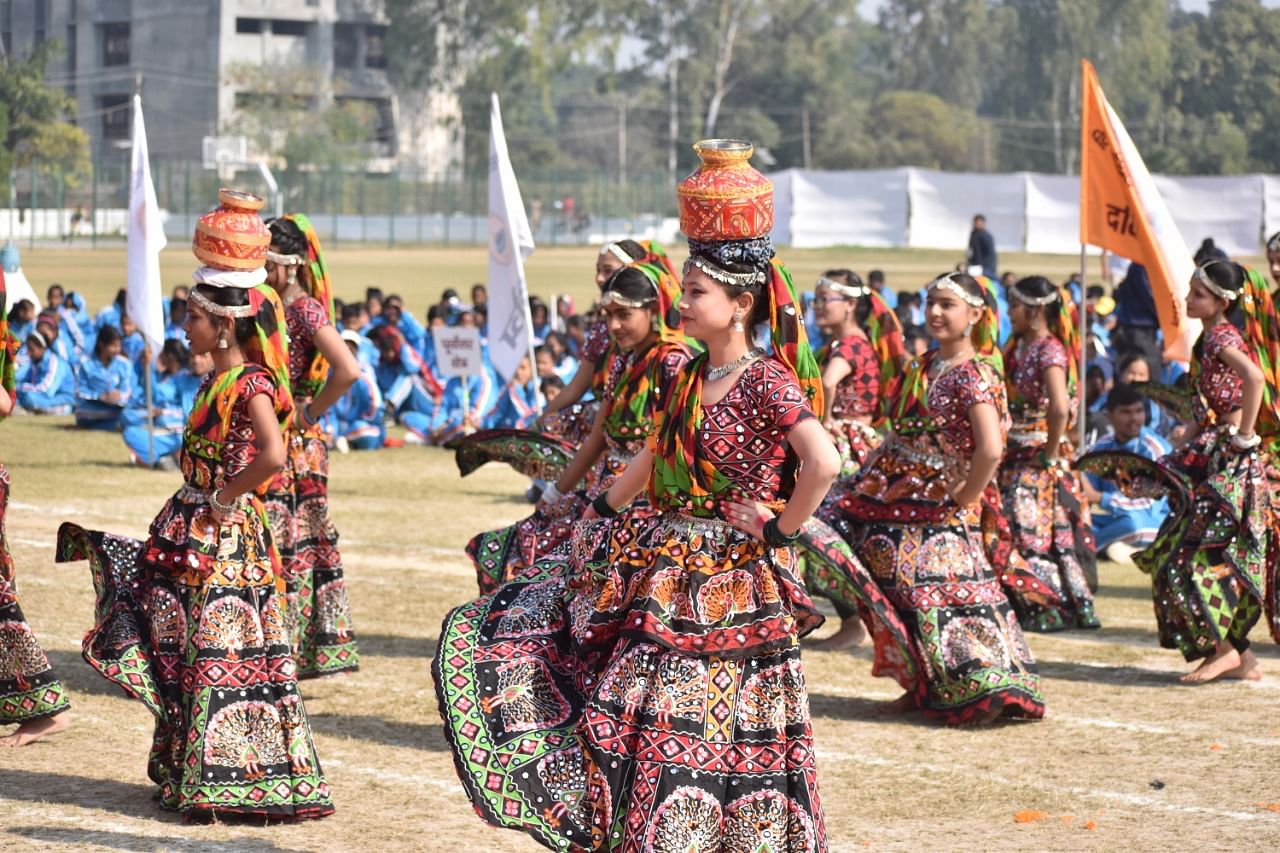  खेलकूद प्रतियोगिता के समापन पर सांस्कृतिक कार्यक्रम की प्रस्तुति देती छात्राएं।  संवाद