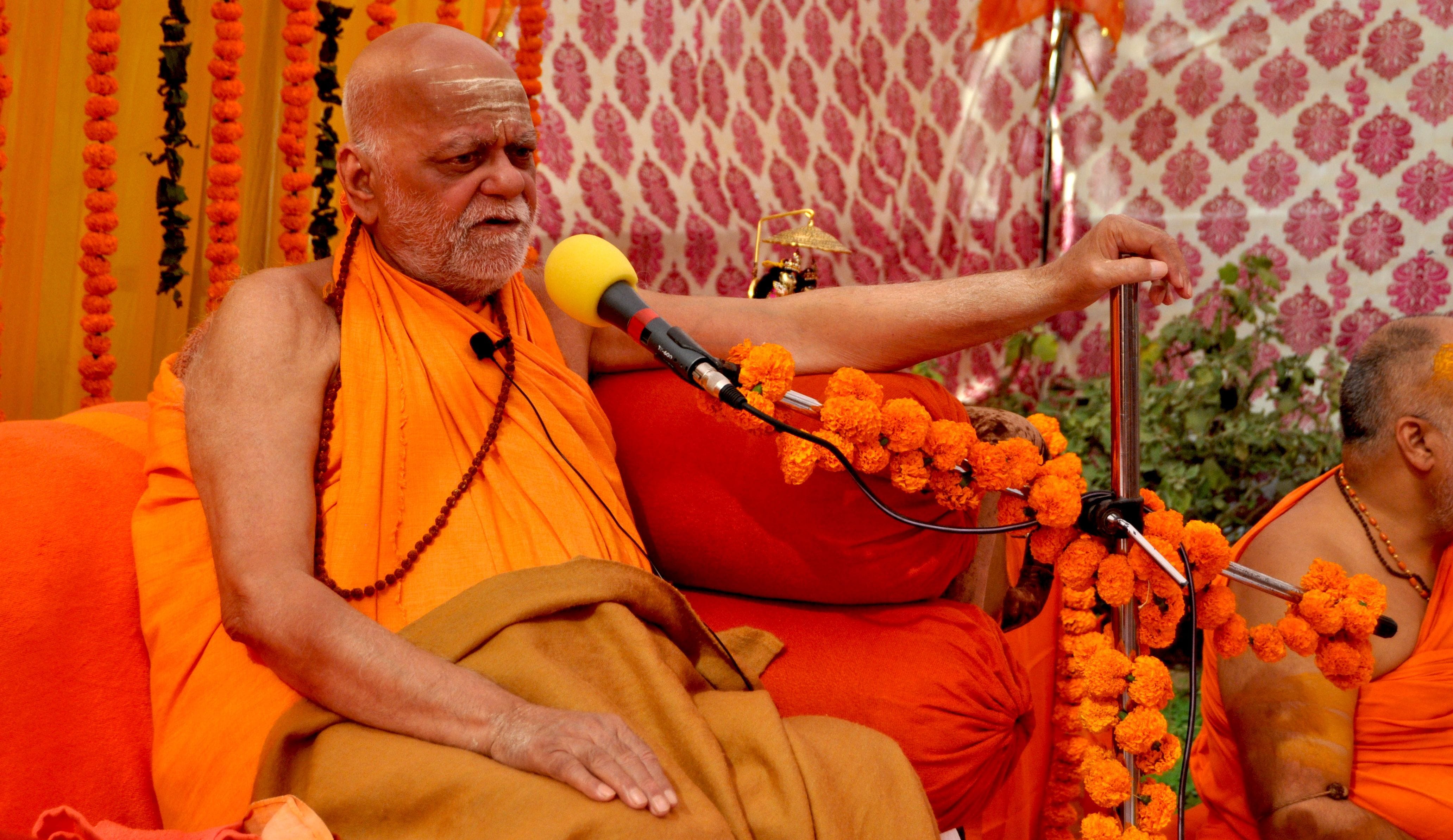 महिलाओं की संगोष्ठी में अपने विचार रखते पुरी पीठ के पीठाधिश्वर जगदगुरू शंकराचार्य स्वामी निश्च?