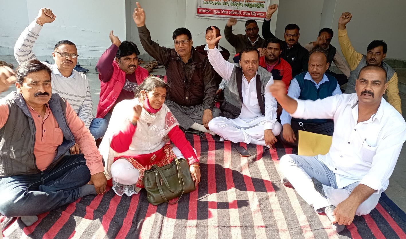 रुद्रपुर में सीईओ कार्यालय में धरना देते शिक्षक-शिक्षिकाएं। रुद्रपुर में सीईओ कार्यालय में धरना देते शिक्षक-शिक्षिकाएं।