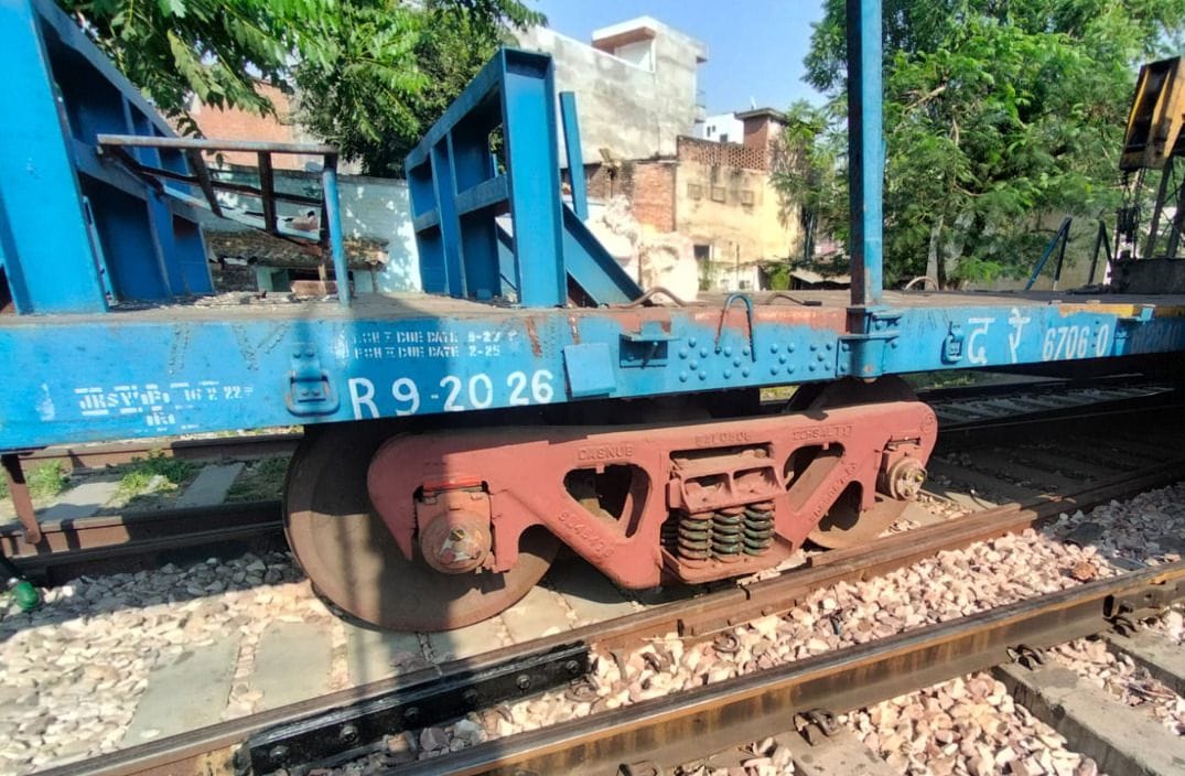 ट्रैक से उतरी बीएफआर क्रेन की ट्रॉली। संवाद