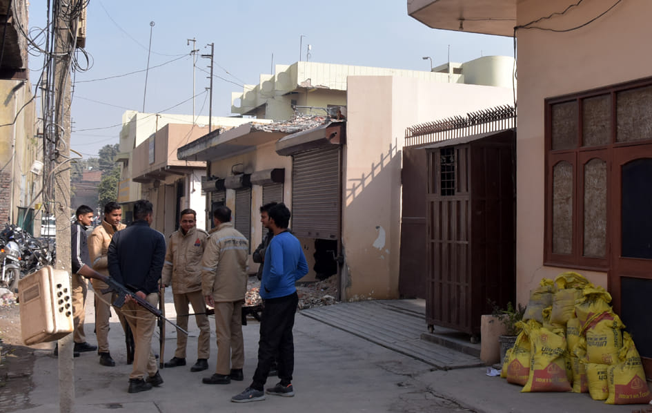 अंबाला रोड पर शहद कारोबारी के गोदाम में आयकर विभाग के छापे के दौरान तैनात पुलिस अंबाला रोड पर शहद कारोबारी के गोदाम में आयकर विभाग के छापे के दौरान तैनात पुलिस