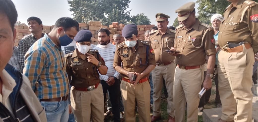 फोटो-25एयूआरपी-20- घटना स्थल पर पूछताछ करती एसपी चारू निगम। संवाद फोटो-25एयूआरपी-20- घटना स्थल पर पूछताछ करती एसपी चारू निगम। संवाद