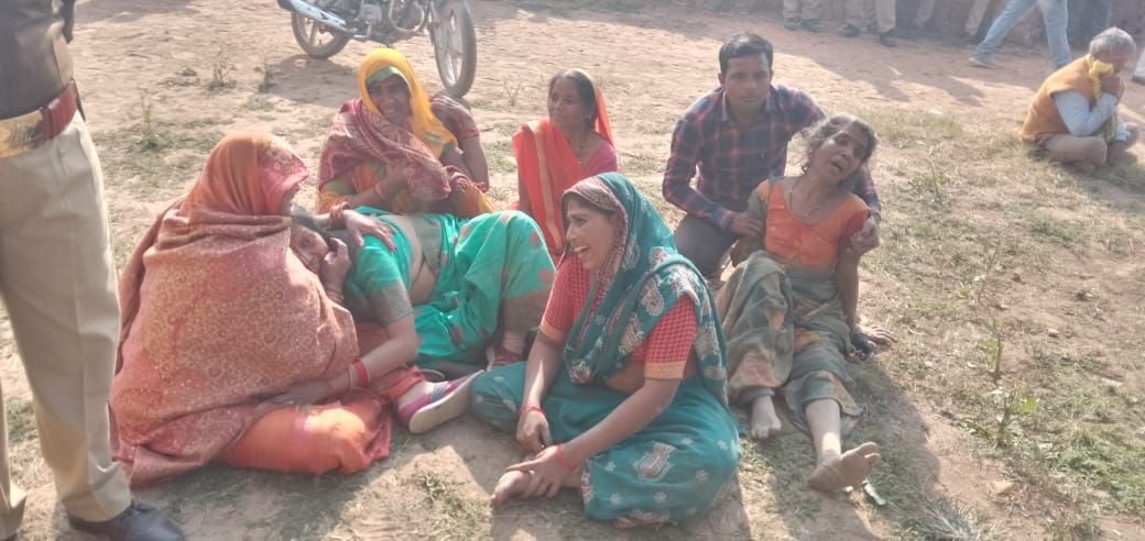फोटो-25एयूआरपी-21- चंद्रभान की मौत के बाद रोते बिलखते परिजन। संवाद फोटो-25एयूआरपी-21- चंद्रभान की मौत के बाद रोते बिलखते परिजन। संवाद