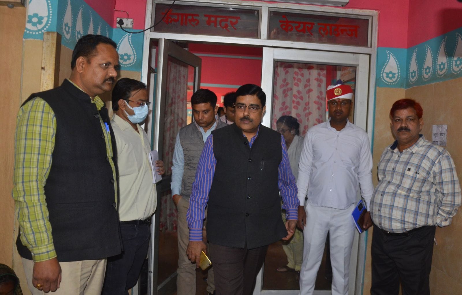 जिला महिला अस्पताल का निरीक्षण करने पहुंचे डीएम मनोज कुमार। संवाद जिला महिला अस्पताल का निरीक्षण करने पहुंचे डीएम मनोज कुमार। संवाद