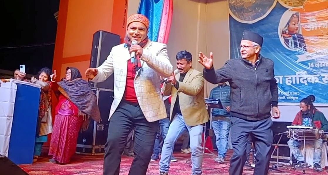 जौलजीबी मेले में गीत प्रस्तुत कर और नृत्य कर दर्शकों का मनोरंजन करते संचालक। संवाद