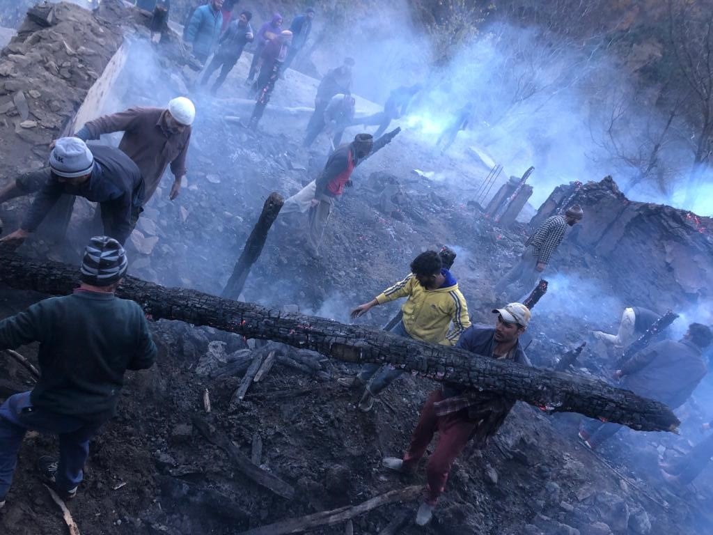 पुंछ जिले की सुरनकोट में कच्चे मकान में लग आग,आग पर काबू पाते लोग,झुलसा शोकत और विस्फोट के बद सिलें पुंछ जिले की सुरनकोट में कच्चे मकान में लग आग,आग पर काबू पाते लोग,झुलसा शोकत और विस्फोट के बद सिलें