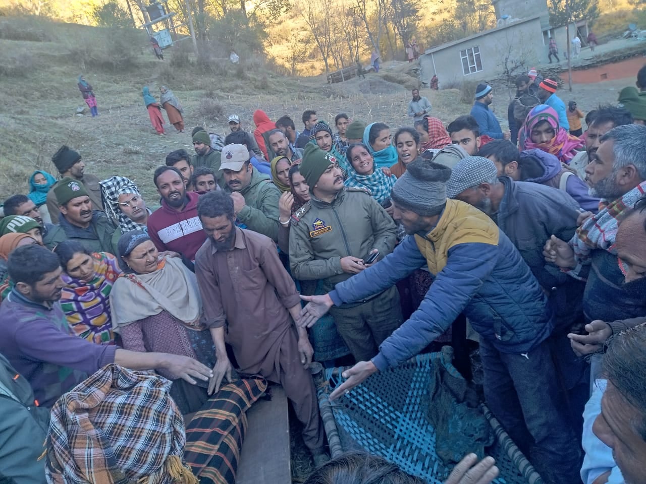 पुंछ जिले की सुरनकोट में कच्चे मकान में लग आग,आग पर काबू पाते लोग,झुलसा शोकत और विस्फोट के बद सिलें पुंछ जिले की सुरनकोट में कच्चे मकान में लग आग,आग पर काबू पाते लोग,झुलसा शोकत और विस्फोट के बद सिलें