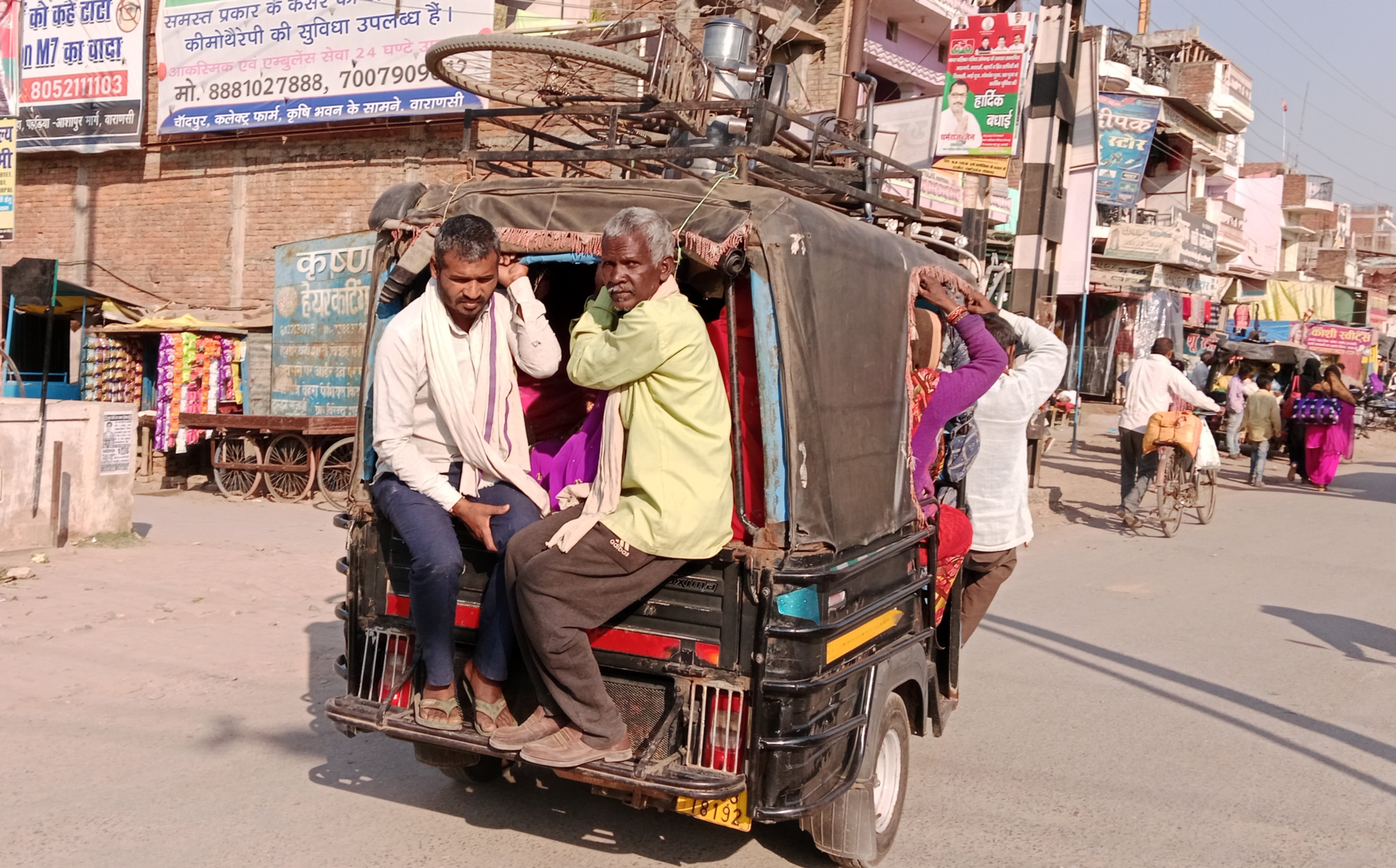 राबर्ट्सगंज में टैंपो पर लटकर सफर करते यात्री। राबर्ट्सगंज में टैंपो पर लटकर सफर करते यात्री।