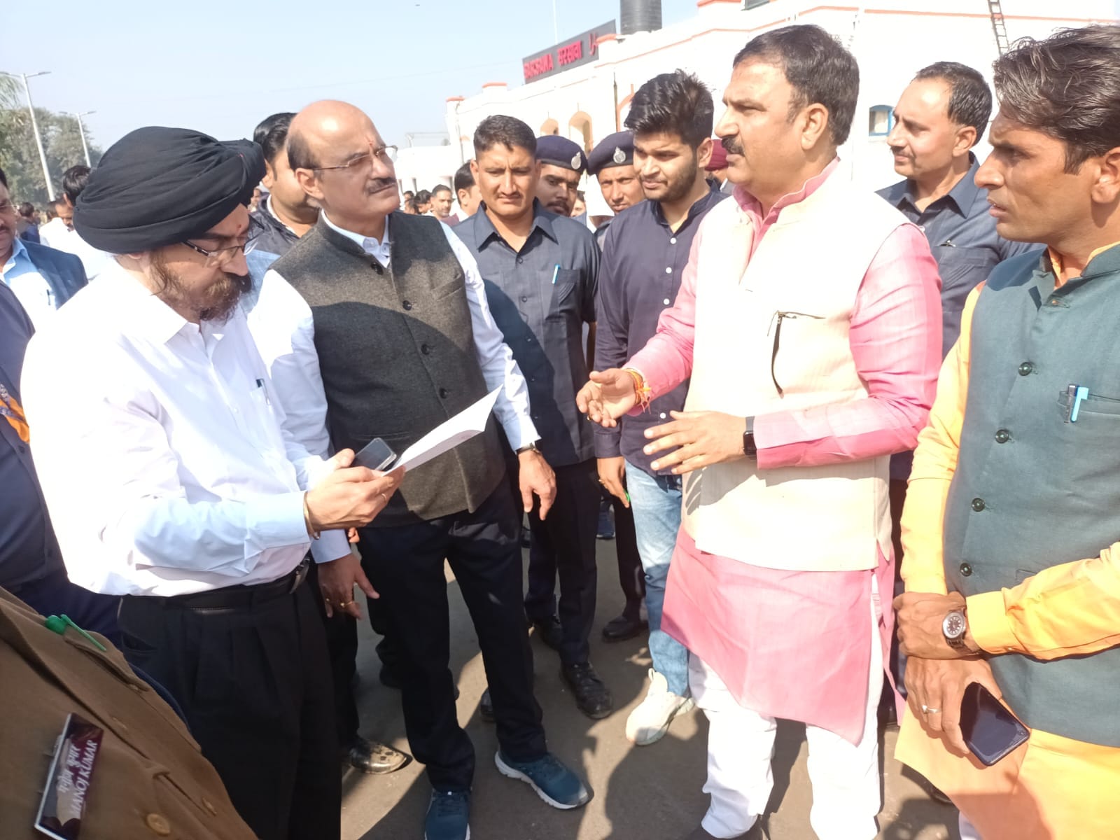 रेलवे जीएम आशुतोष गंगल से बात करते विधायक मुकेश चौधरी