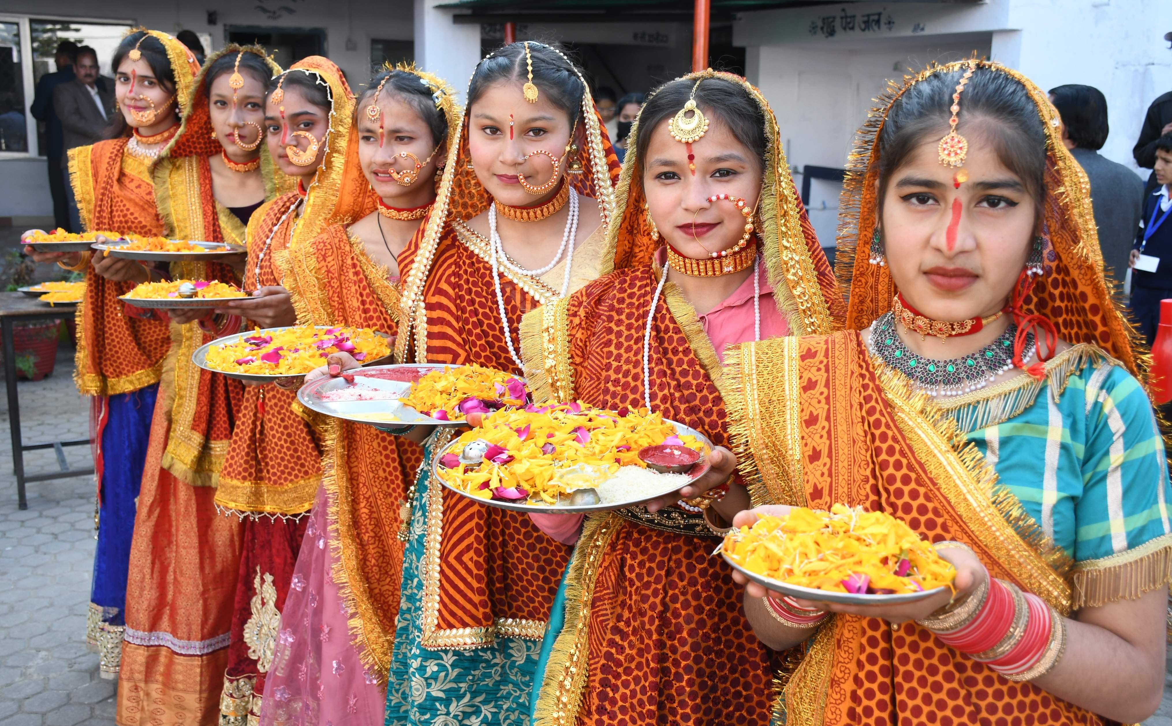 हल्द्वानी के खालसा नेशनल बालिका इंटर कॉलेज में आयोजित विज्ञान महोत्सव के दौरान पारंपरिक वेषभूष? हल्द्वानी के खालसा नेशनल बालिका इंटर कॉलेज में आयोजित विज्ञान महोत्सव के दौरान पारंपरिक वेषभूष?