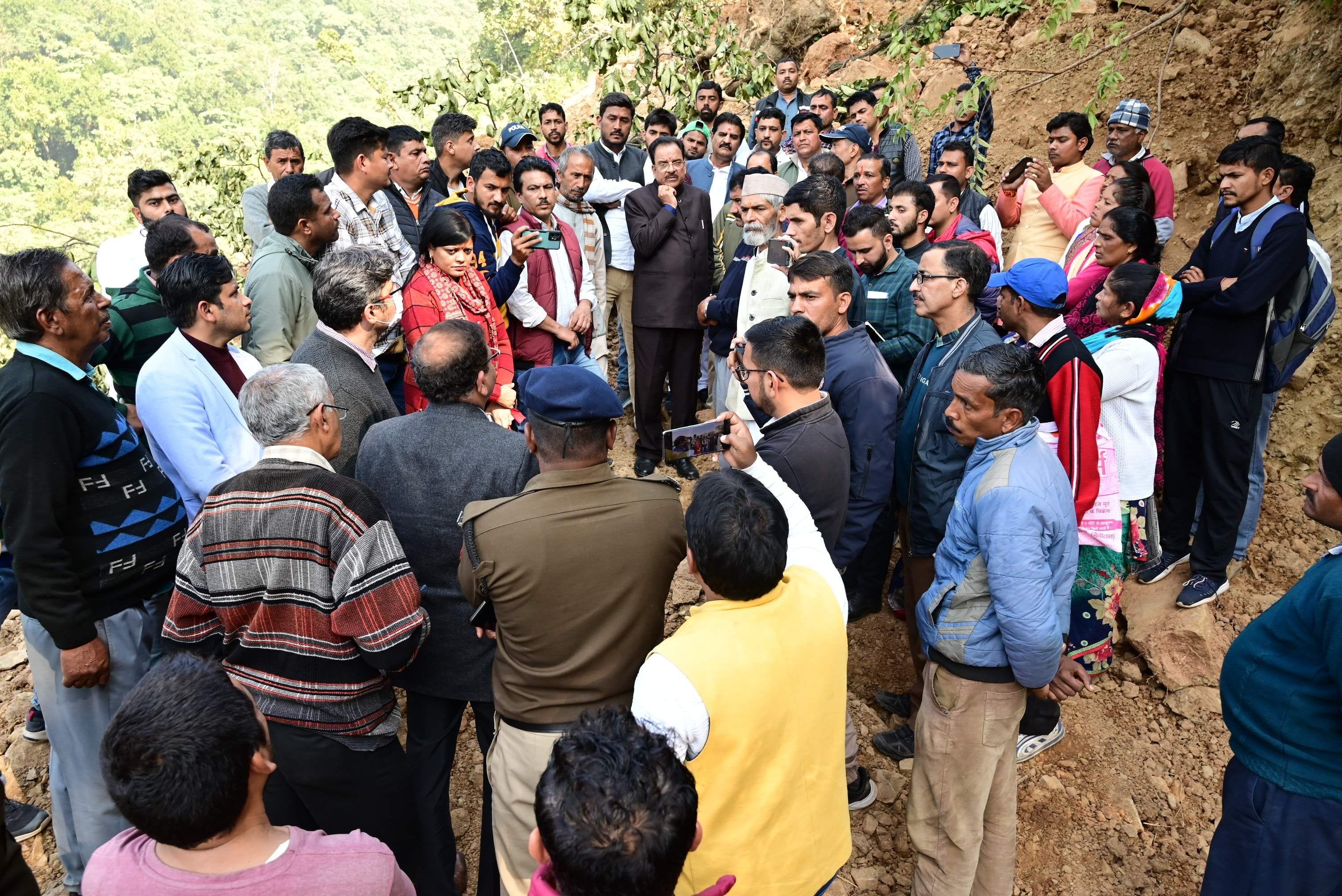 हल्द्वानी काठगोदाम हैड़ाखान रोड में धंसी सड़क का निरीक्षण करने पहुंचे रक्षा राज्यमंत्री अजय भट? हल्द्वानी काठगोदाम हैड़ाखान रोड में धंसी सड़क का निरीक्षण करने पहुंचे रक्षा राज्यमंत्री अजय भट?