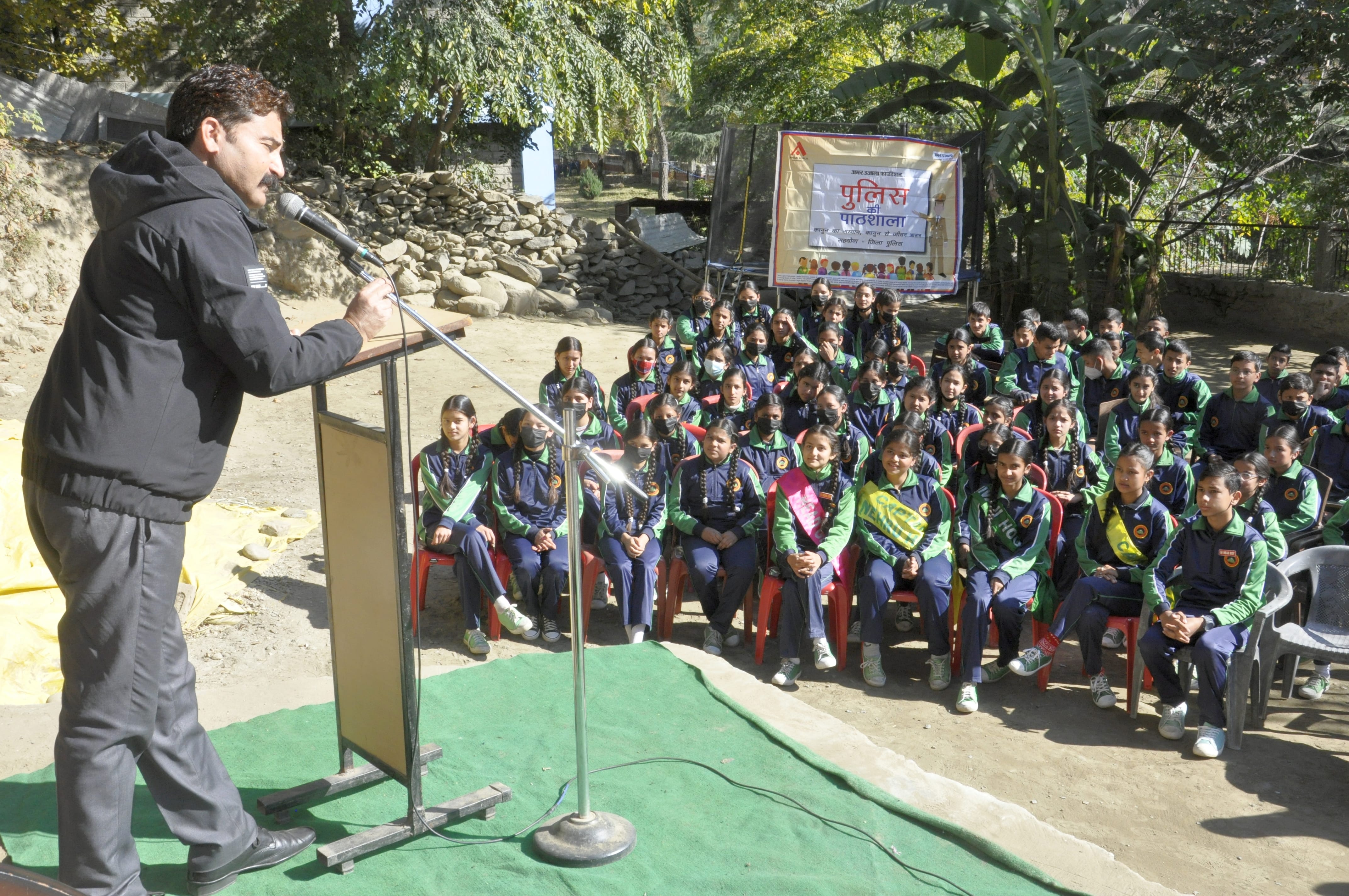 कुल्लू में अमर उजाला फाउंडेशन के पुलिस की पाठशाला कार्यक्रम में छात्रों को जानकारी देते एएसपी आ? कुल्लू में अमर उजाला फाउंडेशन के पुलिस की पाठशाला कार्यक्रम में छात्रों को जानकारी देते एएसपी आ?