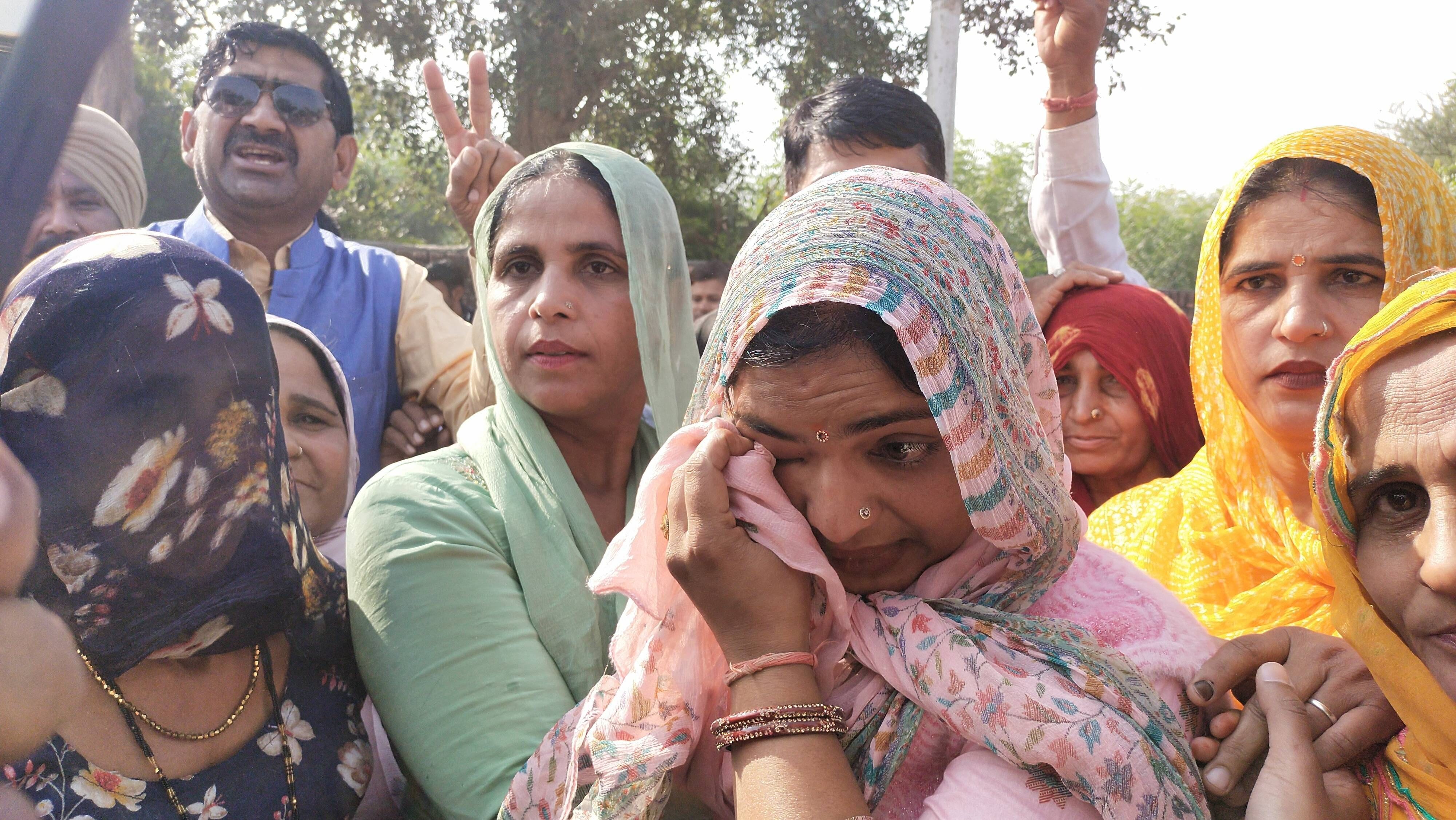 फतेहाबाद के जिला परिषद वार्ड नंबर 4 से चुनी गई पार्षद सीमा रानी जब मतगणना केंद्र से बाहर आई तो समर् फतेहाबाद के जिला परिषद वार्ड नंबर 4 से चुनी गई पार्षद सीमा रानी जब मतगणना केंद्र से बाहर आई तो समर्