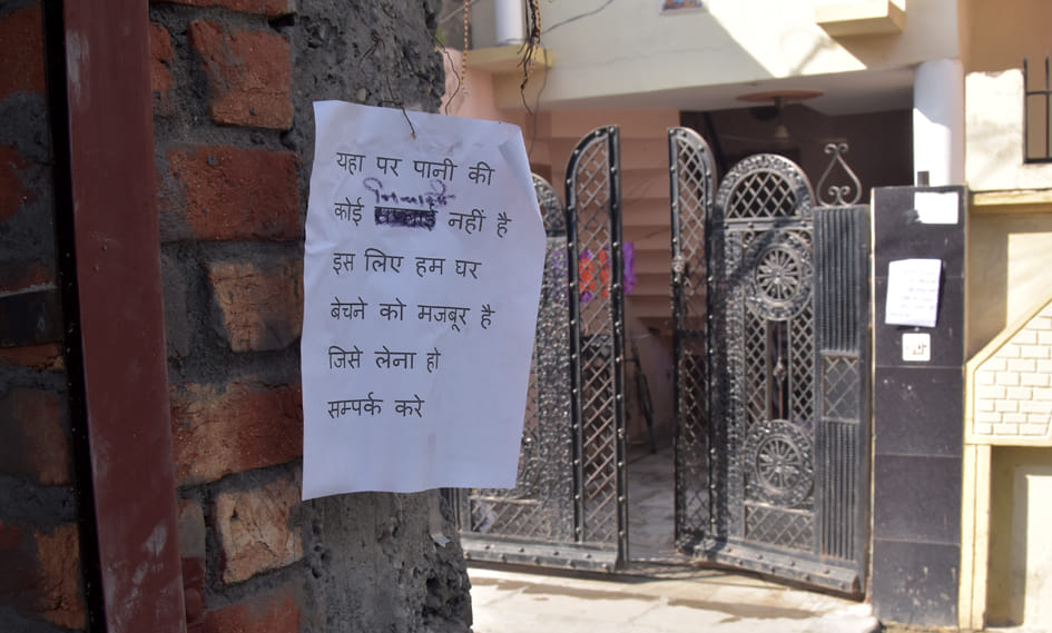 कॉलोनी में मकानों पर चस्पा मकान बिक्री के पर्चे। कॉलोनी में मकानों पर चस्पा मकान बिक्री के पर्चे।