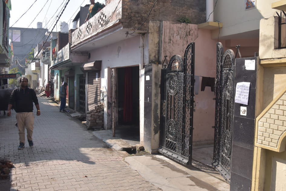 कॉलोनी में सभी मकानों पर चस्पा पर्चे। कॉलोनी में सभी मकानों पर चस्पा पर्चे।